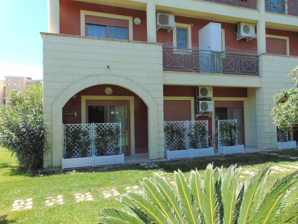 Casa Vacanze Oasi Felicita โนวา ซิริ มาริน่า ภายนอก รูปภาพ